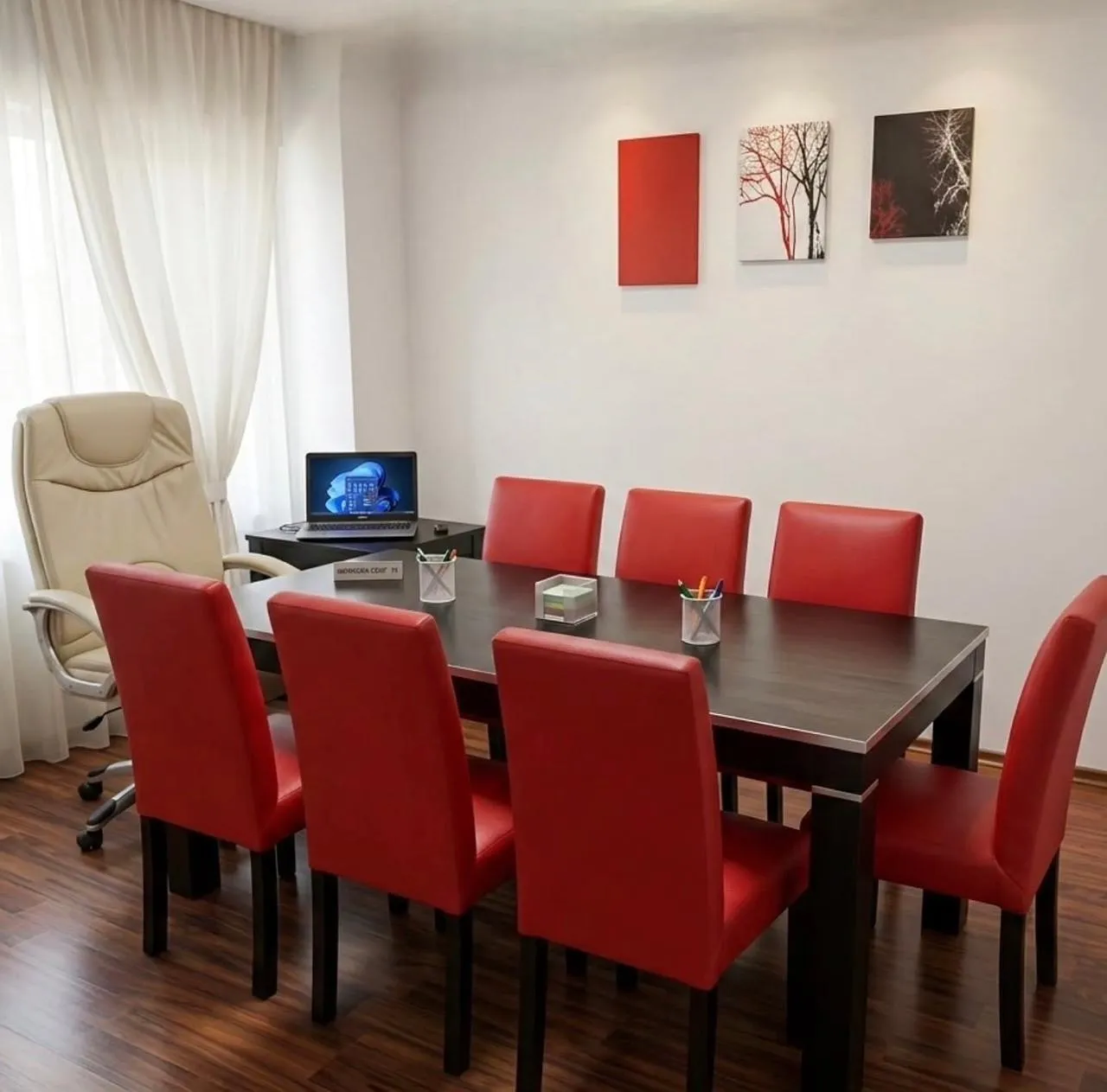 Sala de reuniones del Estudio Figueroa, con mesa para ocho personas